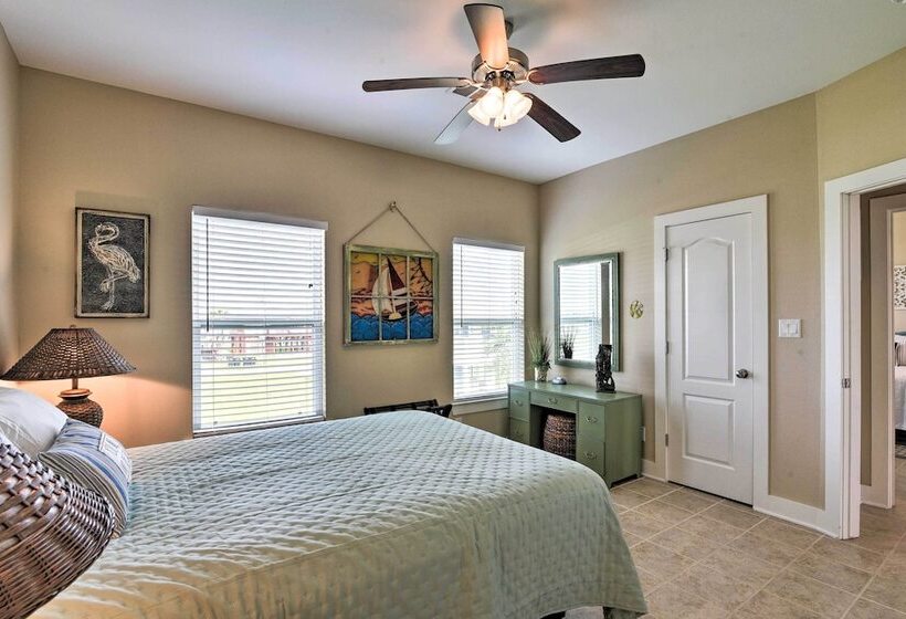 Ocean View & Grill: Crystal Beach Bungalow!