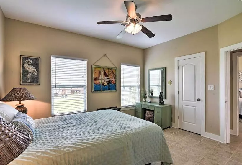 Ocean View & Grill: Crystal Beach Bungalow!