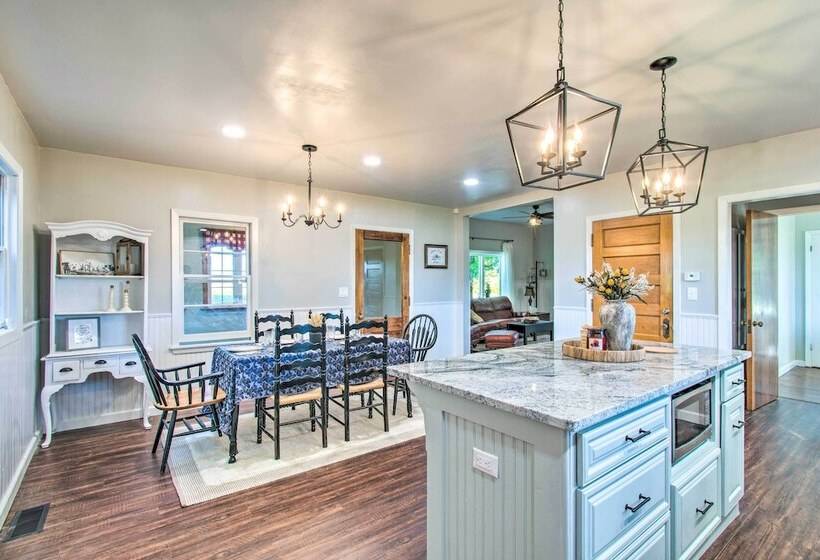 Beautifully Restored Farmhouse In Marshall!