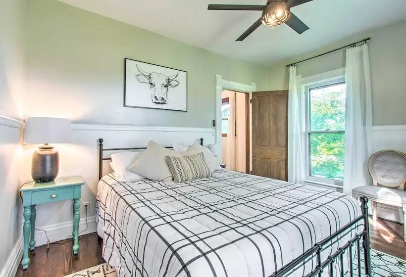 Beautifully Restored Farmhouse In Marshall!