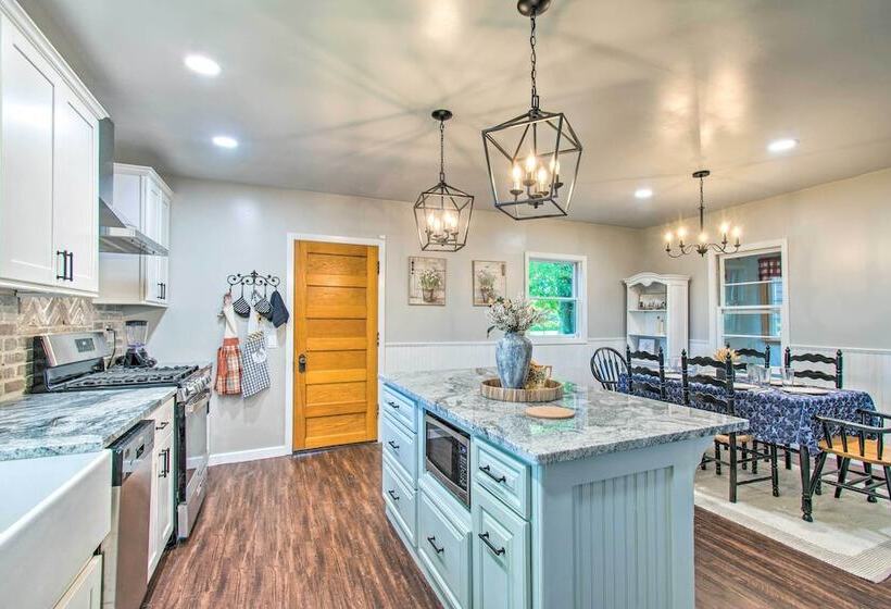 Beautifully Restored Farmhouse In Marshall!