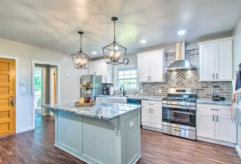 Beautifully Restored Farmhouse In Marshall!