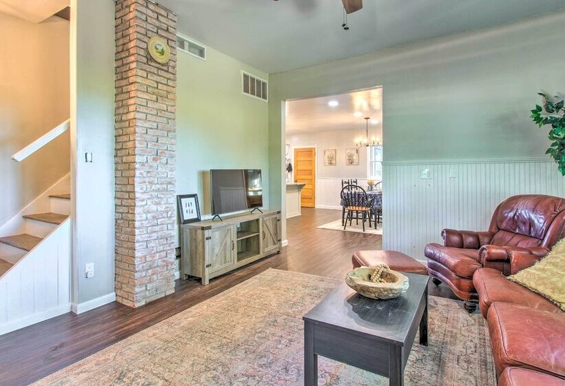 Beautifully Restored Farmhouse In Marshall!