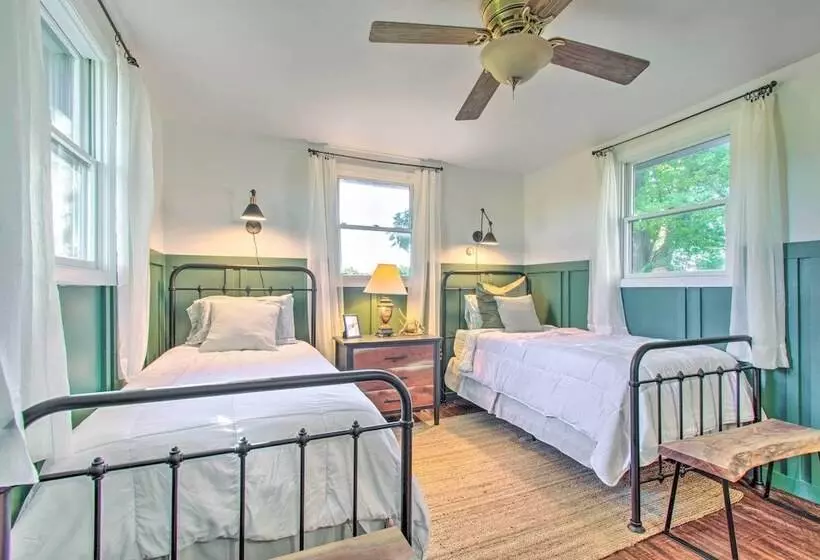 Beautifully Restored Farmhouse In Marshall!