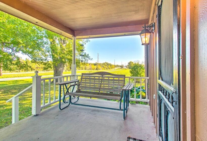 Beautifully Restored Farmhouse In Marshall!