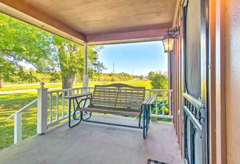 Beautifully Restored Farmhouse In Marshall!