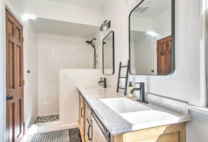 Beautifully Restored Farmhouse In Marshall!