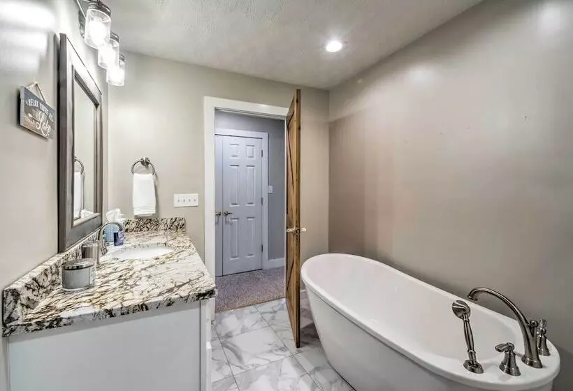 Bright Green Gables Cabin: Hike, Swim & Bbq