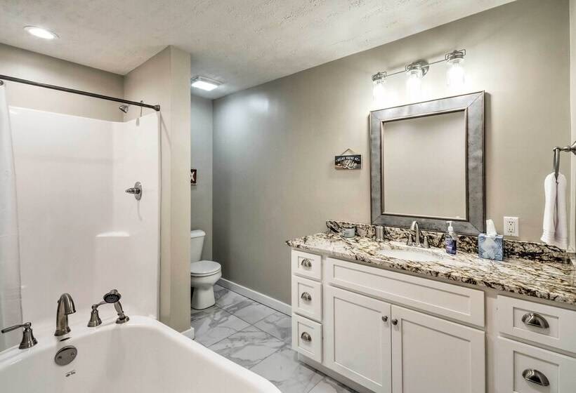 Bright Green Gables Cabin: Hike, Swim & Bbq