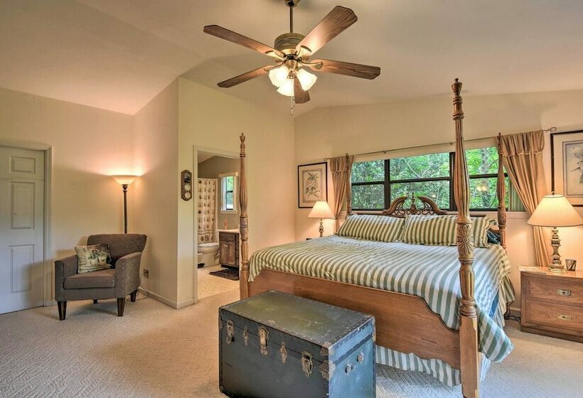 Charming Murphy House W/ 2 Decks Near Trails!