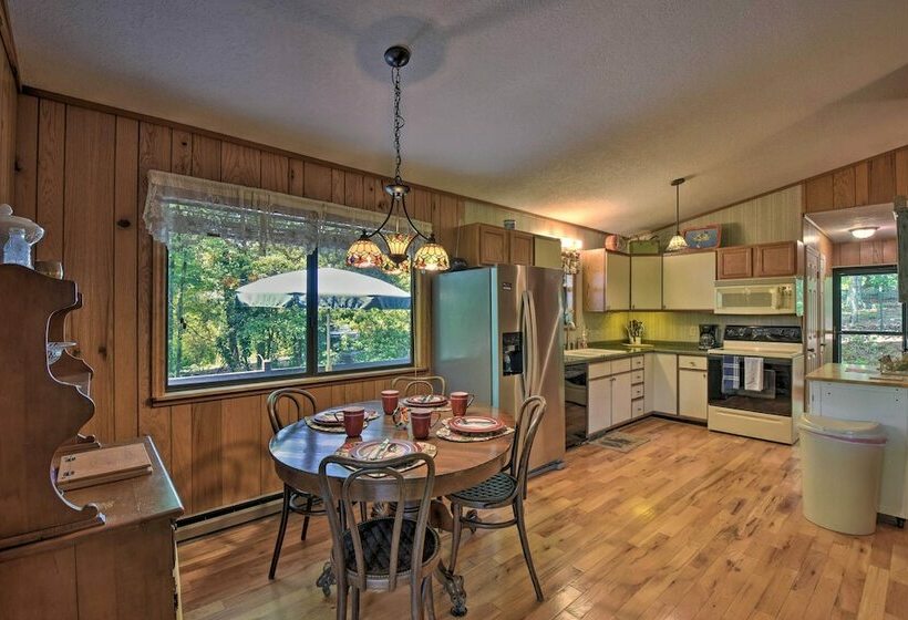 Charming Murphy House W/ 2 Decks Near Trails!