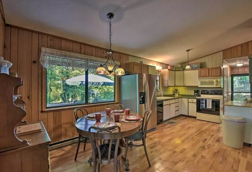 Charming Murphy House W/ 2 Decks Near Trails!