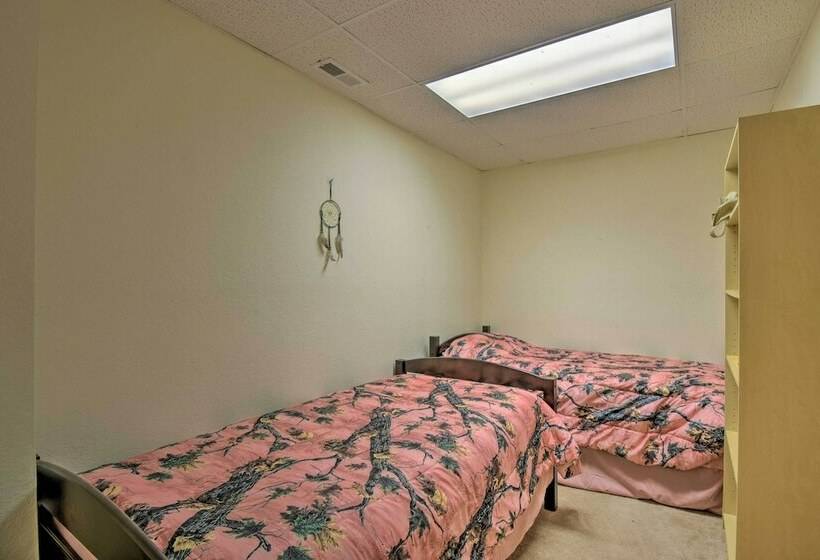 Charming Murphy House W/ 2 Decks Near Trails!