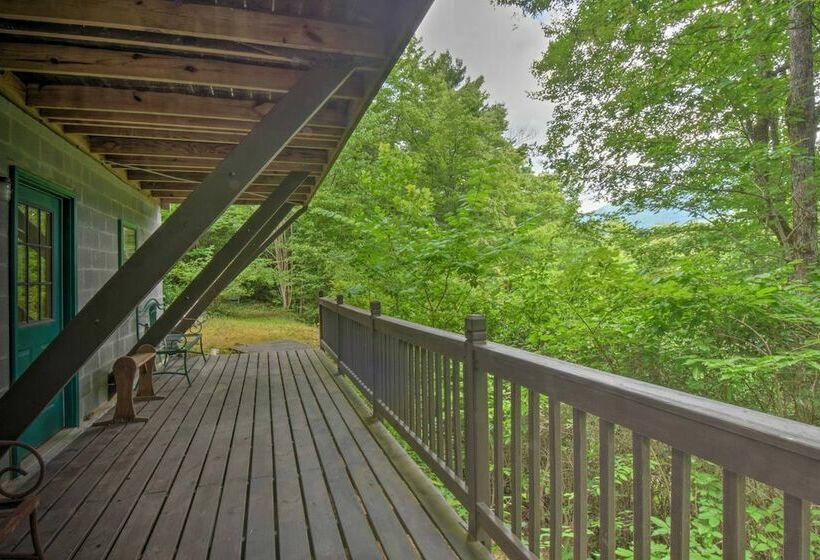 Charming Murphy House W/ 2 Decks Near Trails!