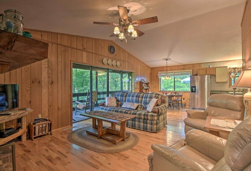 Charming Murphy House W/ 2 Decks Near Trails!