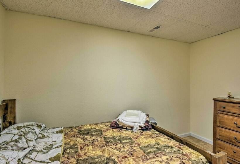 Charming Murphy House W/ 2 Decks Near Trails!