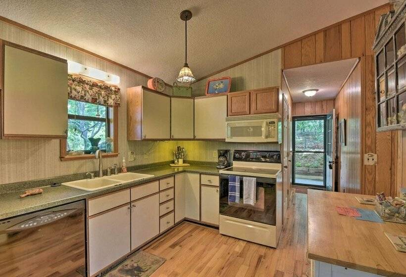 Charming Murphy House W/ 2 Decks Near Trails!