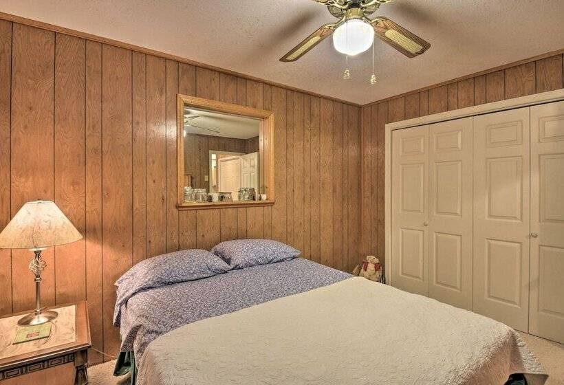 Charming Murphy House W/ 2 Decks Near Trails!