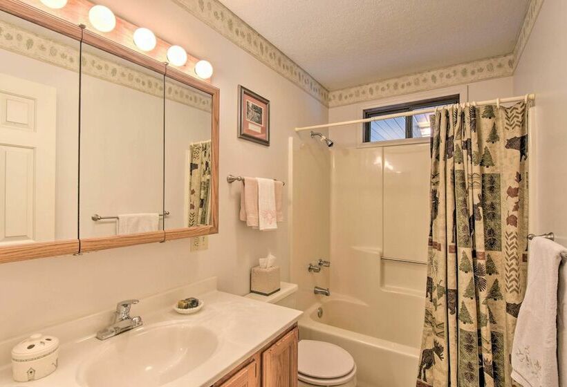 Charming Murphy House W/ 2 Decks Near Trails!