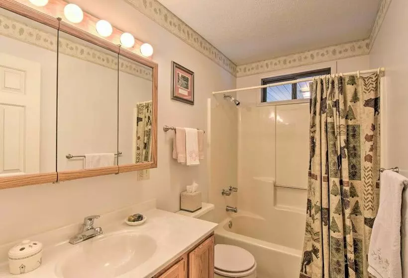 Charming Murphy House W/ 2 Decks Near Trails!