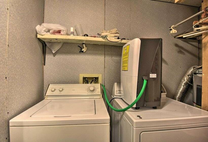 Charming Murphy House W/ 2 Decks Near Trails!