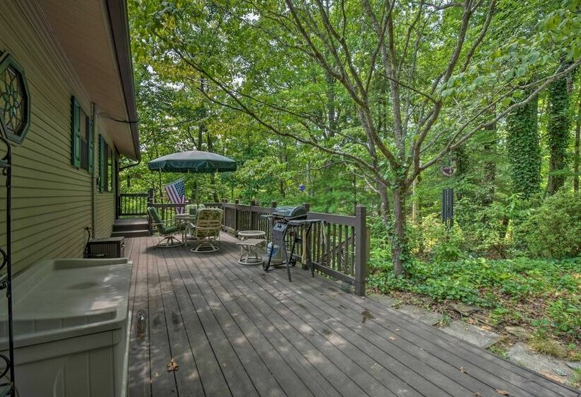 Charming Murphy House W/ 2 Decks Near Trails!