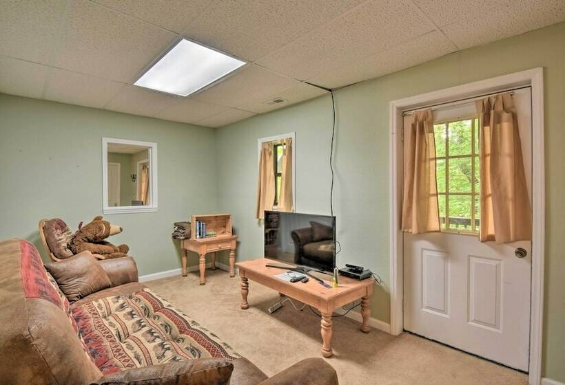 Charming Murphy House W/ 2 Decks Near Trails!