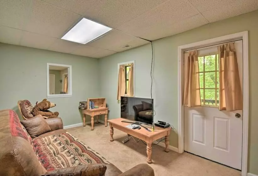 Charming Murphy House W/ 2 Decks Near Trails!
