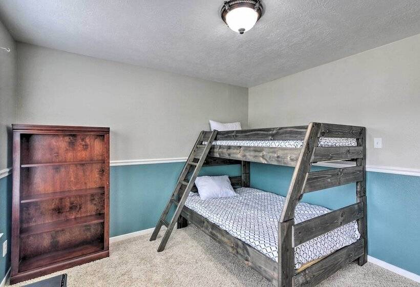 Spacious & Central Katy Retreat: 27 Mi To Houston!