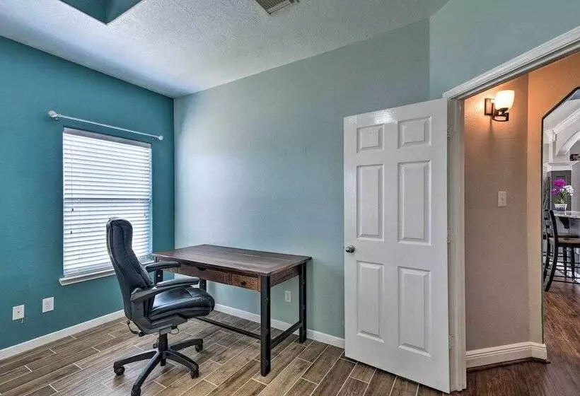 Spacious & Central Katy Retreat: 27 Mi To Houston!