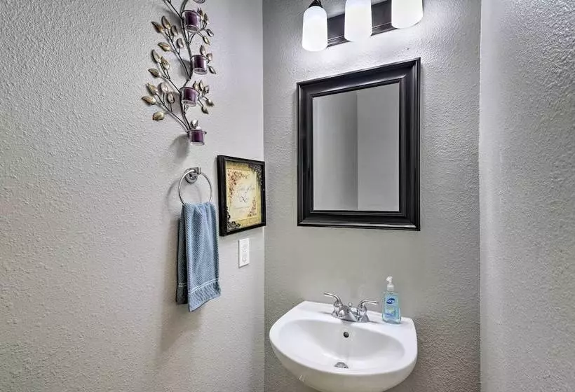 Spacious & Central Katy Retreat: 27 Mi To Houston!
