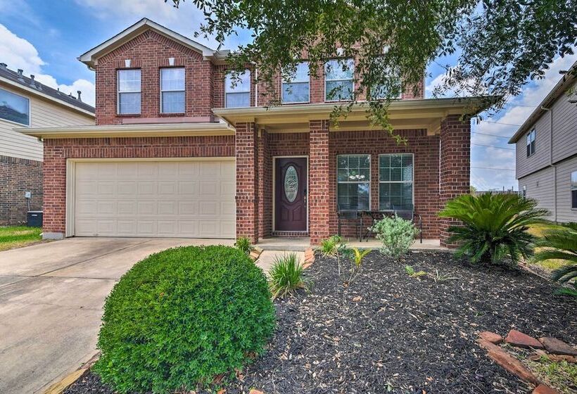 Spacious & Central Katy Retreat: 27 Mi To Houston!