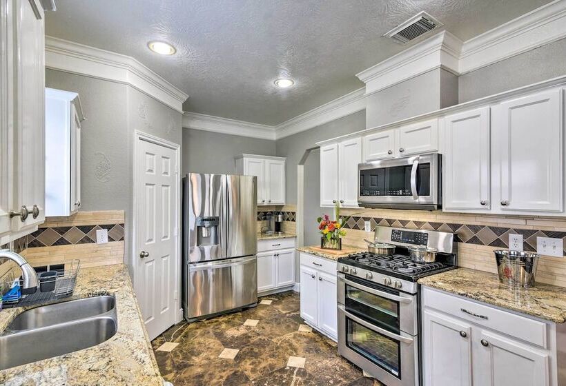 Spacious & Central Katy Retreat: 27 Mi To Houston!