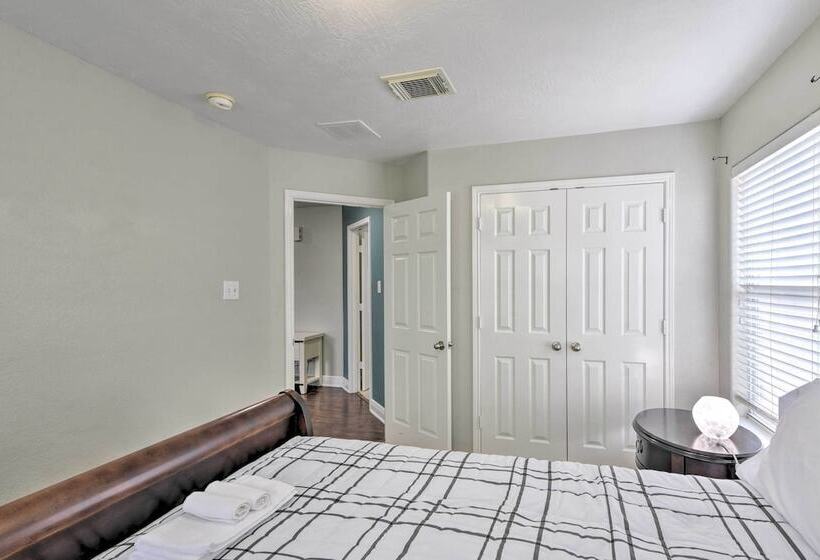 Spacious & Central Katy Retreat: 27 Mi To Houston!