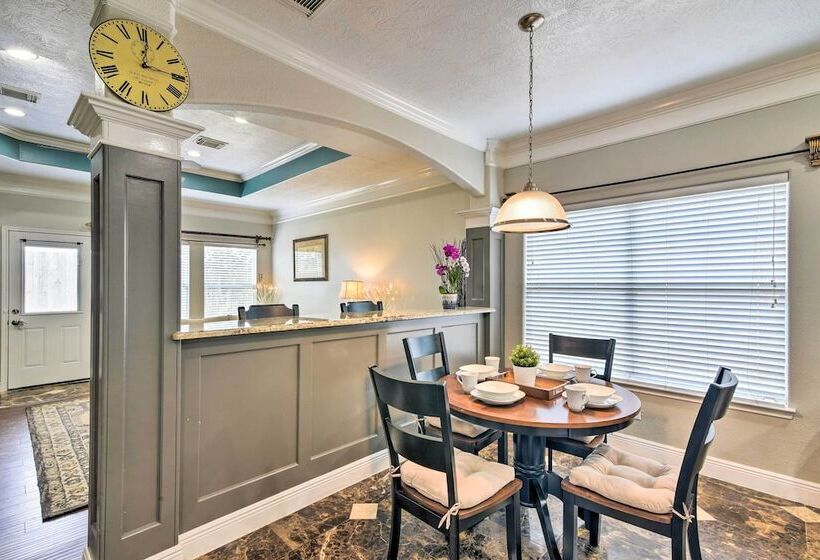 Spacious & Central Katy Retreat: 27 Mi To Houston!