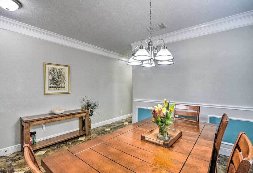 Spacious & Central Katy Retreat: 27 Mi To Houston!