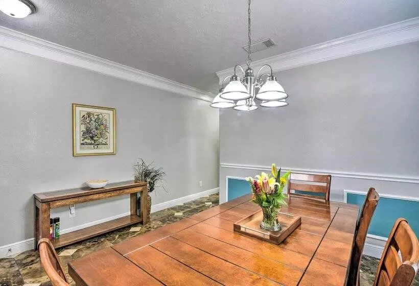Spacious & Central Katy Retreat: 27 Mi To Houston!