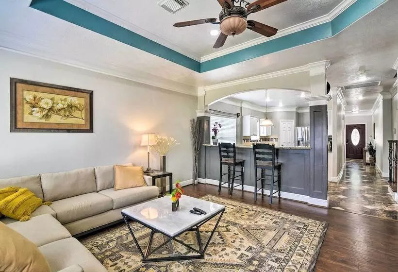 Spacious & Central Katy Retreat: 27 Mi To Houston!