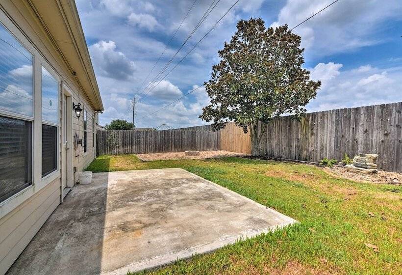 Spacious & Central Katy Retreat: 27 Mi To Houston!