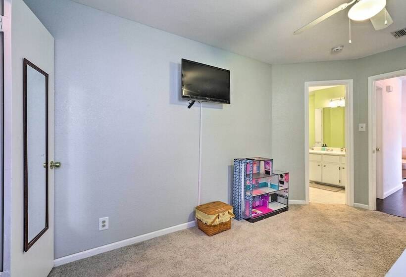 Cozy Austin Area Home W/ Yard, 20 Mi To Dtwn!