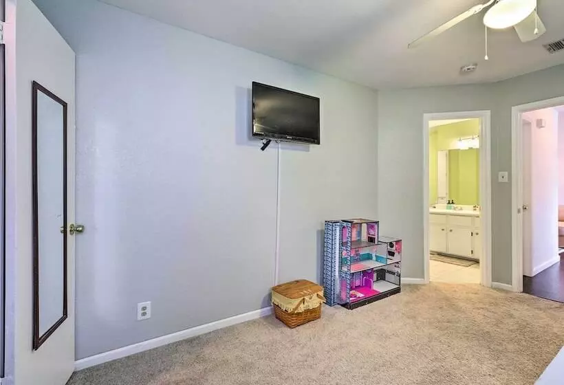 Cozy Austin Area Home W/ Yard, 20 Mi To Dtwn!