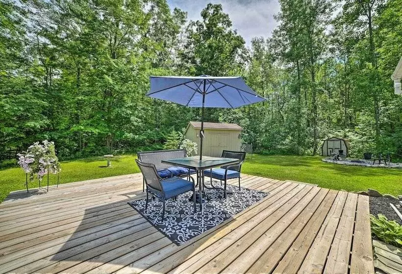 Cozy Hale Home Between Long & Loon Lakes!