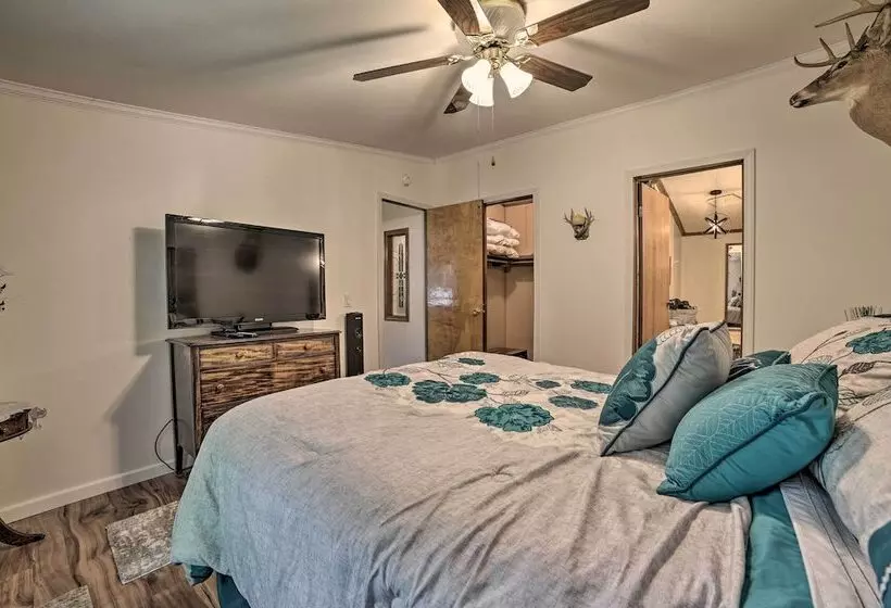 Cozy Hale Home Between Long & Loon Lakes!