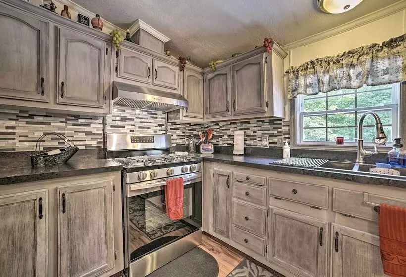 Cozy Hale Home Between Long & Loon Lakes!