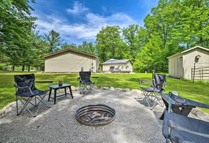 Cozy Hale Home Between Long & Loon Lakes!
