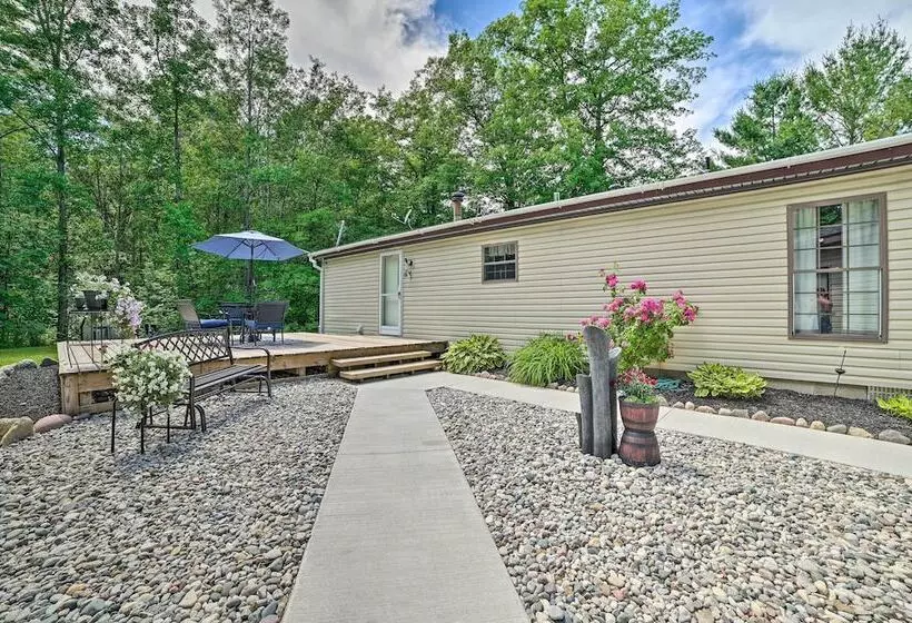 Cozy Hale Home Between Long & Loon Lakes!