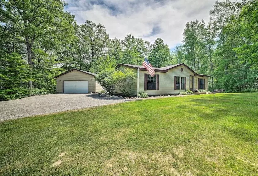 Cozy Hale Home Between Long & Loon Lakes!