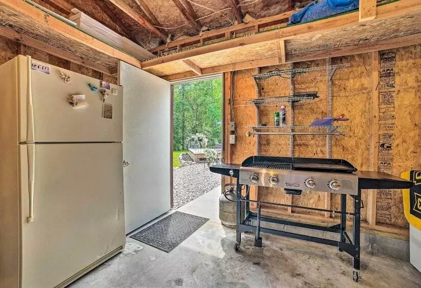 Cozy Hale Home Between Long & Loon Lakes!