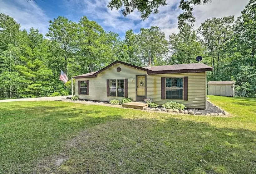 Cozy Hale Home Between Long & Loon Lakes!