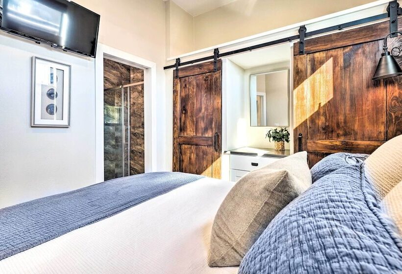 Cozy, New Build Cabin: Steps To Lake Conroe!